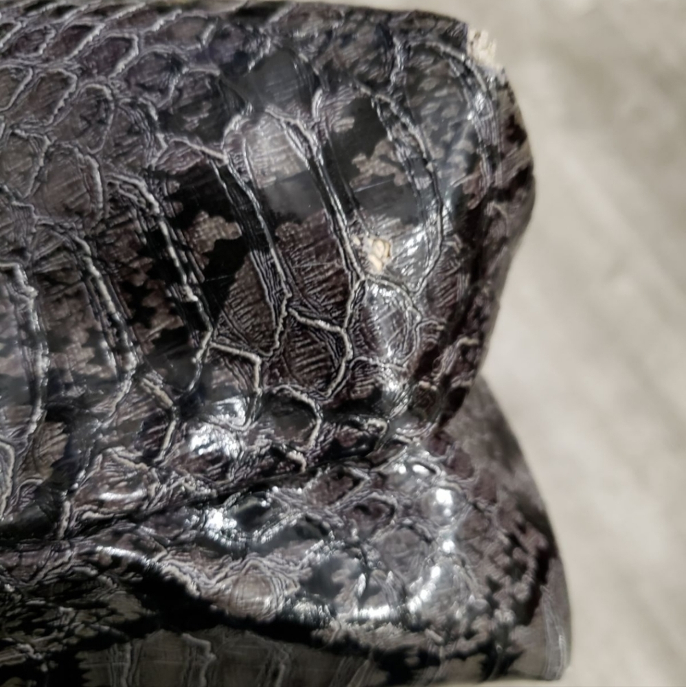 Guess Snakeskin Print Medium Size Purse in Grey & Black - Picture 13 of 14